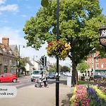 Stunning House In Olney With Balcony, Office, Self-Check-In, Driveway Parking And Fast Wifi By Yoko Property
