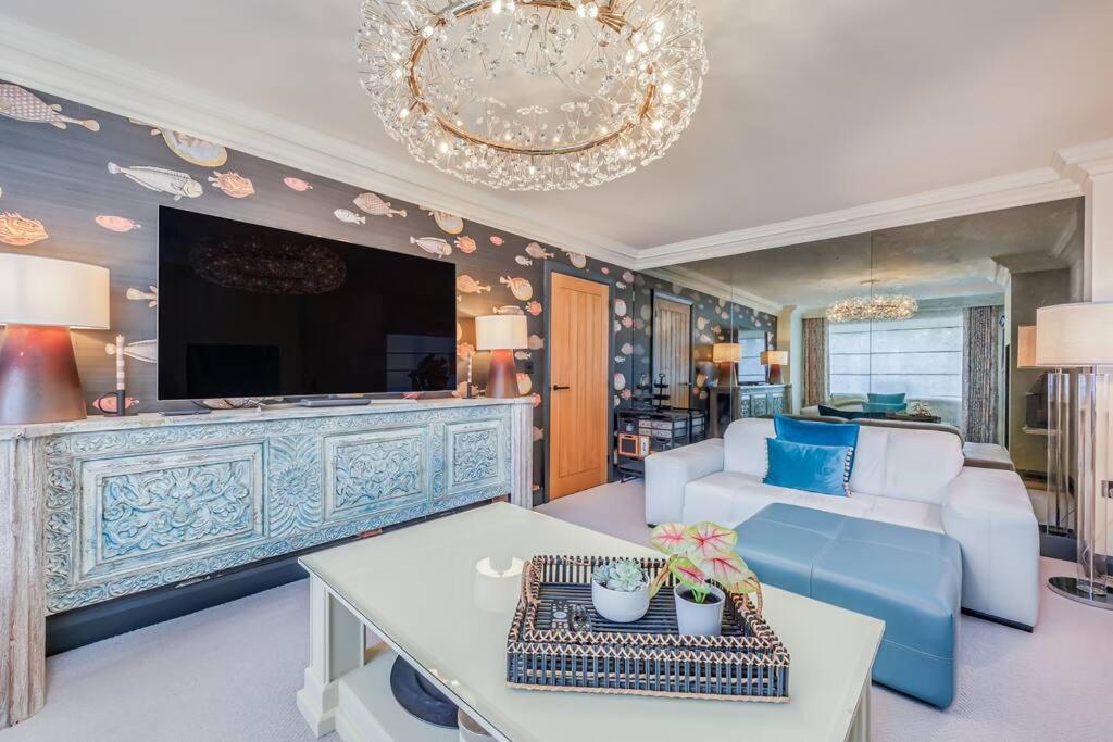 Stunning House In Olney With Balcony, Office, Self-check-in, Driveway Parking And Fast Wifi By Yoko