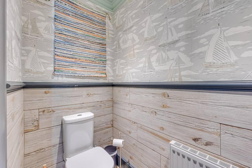 Holiday home Stunning House In Olney With Balcony, Office, Self-check-in, Driveway Parking And Fast Wifi By Yoko