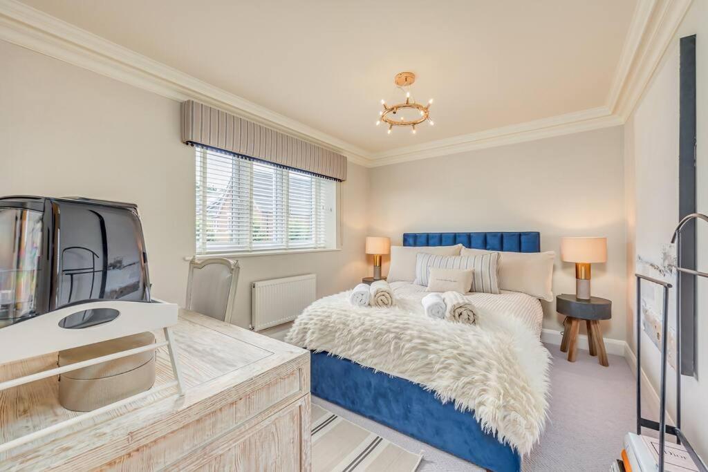 Stunning House In Olney With Balcony, Office, Self-check-in, Driveway Parking And Fast Wifi By Yoko