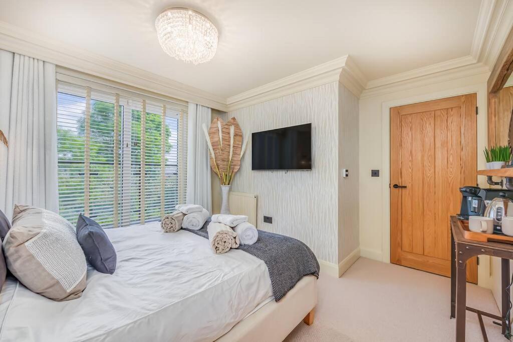 Stunning House In Olney With Balcony, Office, Self-check-in, Driveway Parking And Fast Wifi By Yoko Holiday home *