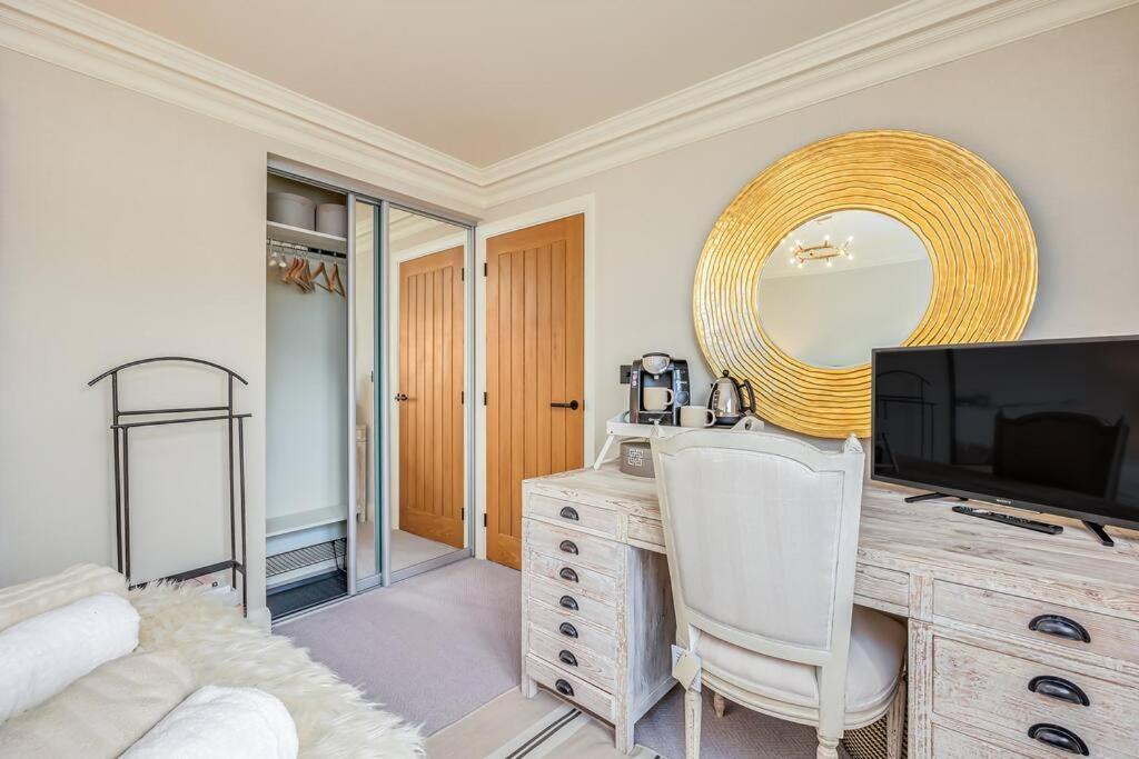 Stunning House In Olney With Balcony, Office, Self-check-in, Driveway Parking And Fast Wifi By Yoko Holiday home *