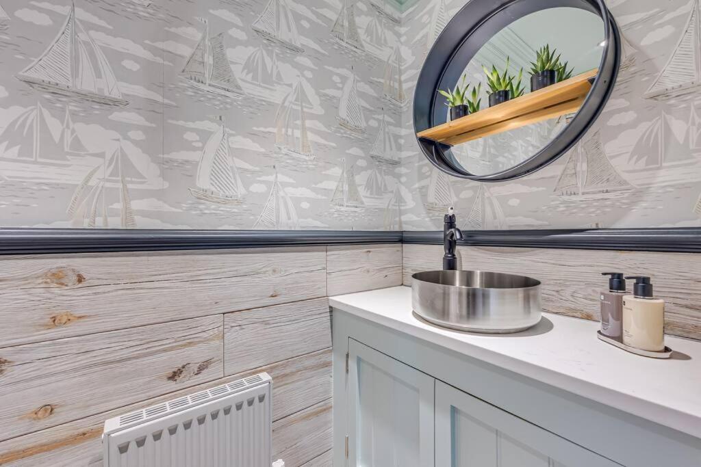Holiday home Stunning House In Olney With Balcony, Office, Self-check-in, Driveway Parking And Fast Wifi By Yoko *