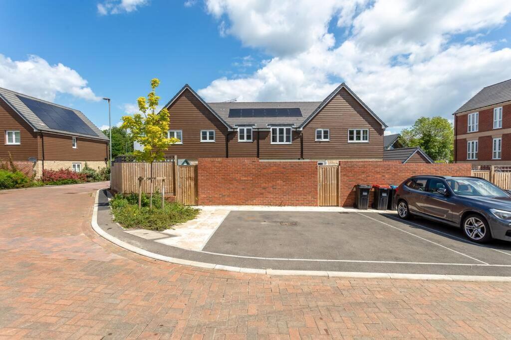 Holiday home Stunning House In Olney With Balcony, Office, Self-check-in, Driveway Parking And Fast Wifi By Yoko Milton Keynes
