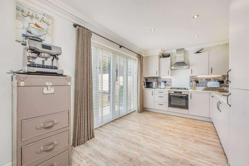 Stunning House In Olney With Balcony, Office, Self-check-in, Driveway Parking And Fast Wifi By Yoko Milton Keynes