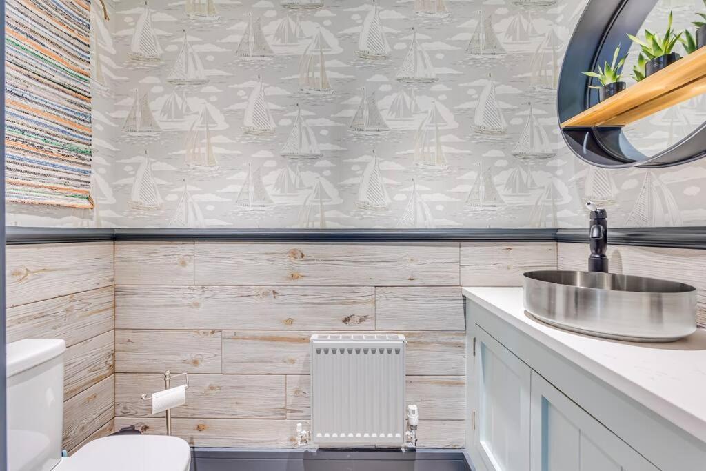 Stunning House In Olney With Balcony, Office, Self-check-in, Driveway Parking And Fast Wifi By Yoko