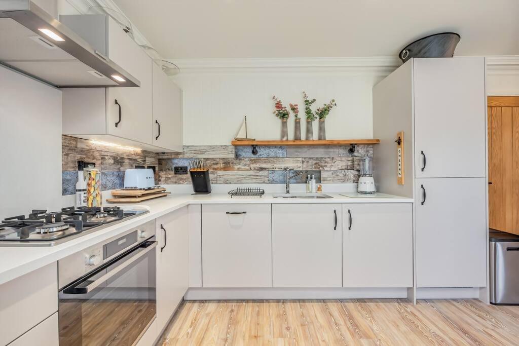 Stunning House In Olney With Balcony, Office, Self-check-in, Driveway Parking And Fast Wifi By Yoko *