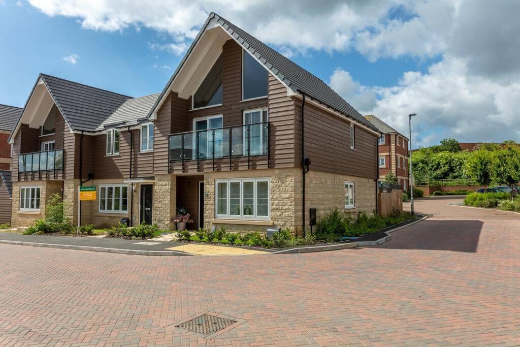 Stunning House In Olney With Balcony, Office, Self-check-in, Driveway Parking And Fast Wifi By Yoko Milton Keynes