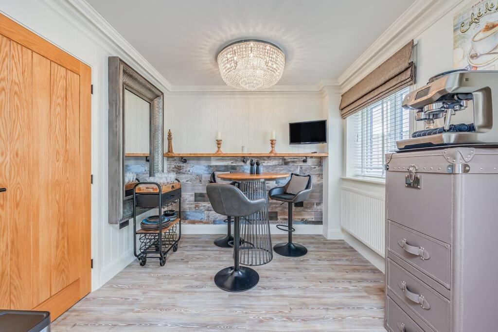Stunning House In Olney With Balcony, Office, Self-check-in, Driveway Parking And Fast Wifi By Yoko * Milton Keynes