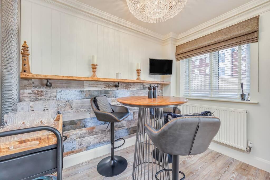 Stunning House In Olney With Balcony, Office, Self-check-in, Driveway Parking And Fast Wifi By Yoko Holiday home Milton Keynes