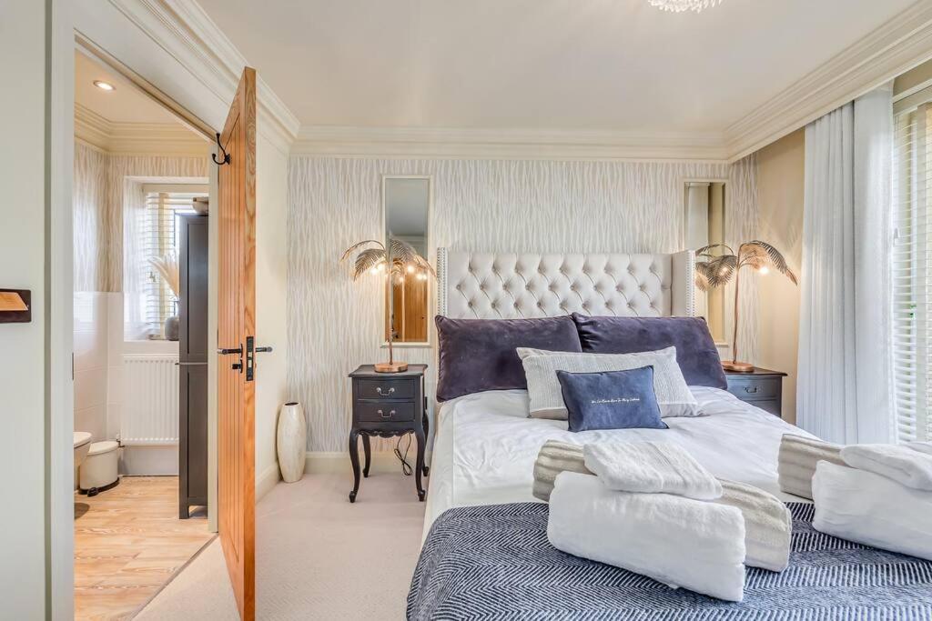 Holiday home Stunning House In Olney With Balcony, Office, Self-check-in, Driveway Parking And Fast Wifi By Yoko