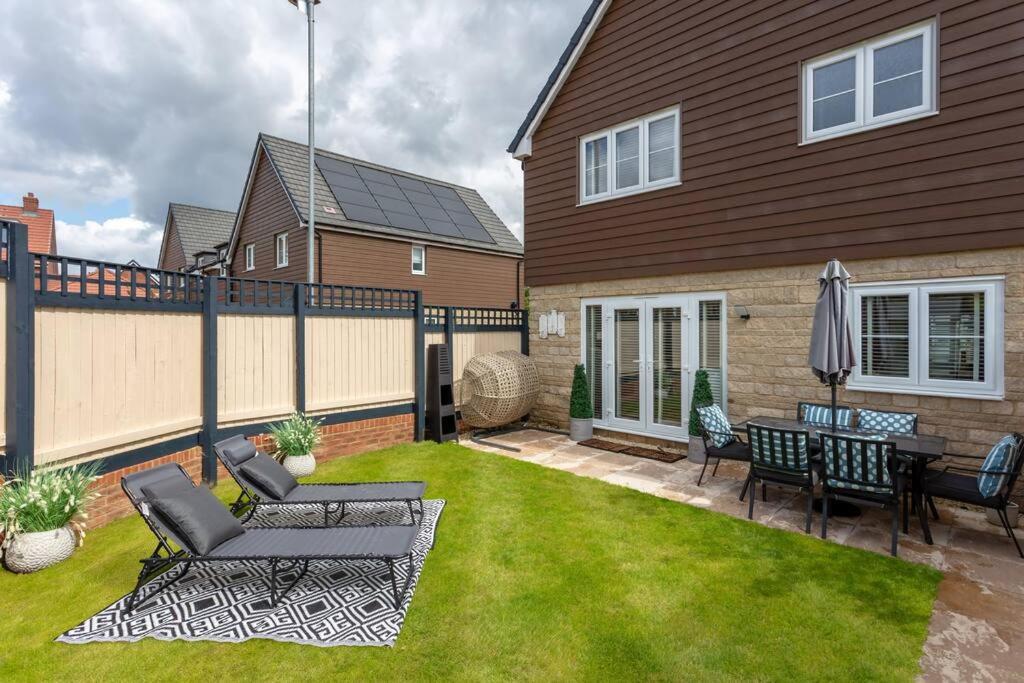 Stunning House In Olney With Balcony, Office, Self-check-in, Driveway Parking And Fast Wifi By Yoko * Milton Keynes