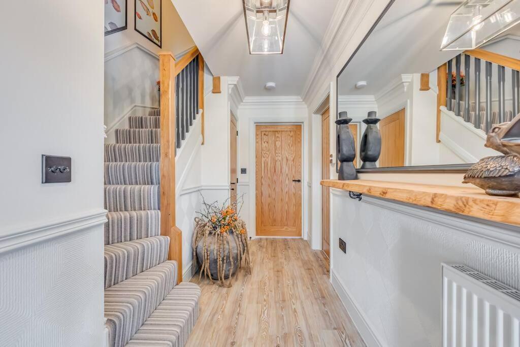 Stunning House In Olney With Balcony, Office, Self-check-in, Driveway Parking And Fast Wifi By Yoko